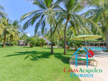 Departamento en renta vacacional. Terraza con vista a las albercas, jardines y parcial al mar