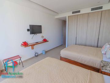 Departamento en renta vacacional. Terraza con vista a las albercas, jardines y parcial al mar