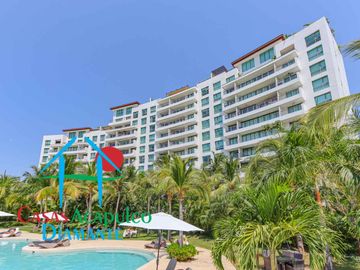 Departamento en renta vacacional. Terraza con vista a las albercas, jardines y parcial al mar