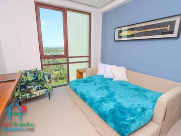 Departamento en renta vacacional. Terraza con vista a las albercas, jardines y parcial al mar