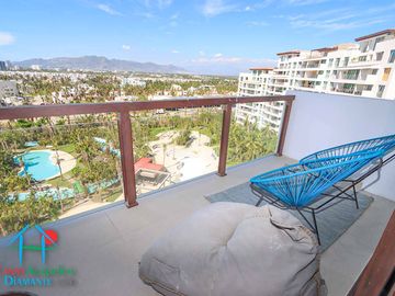 Departamento en renta vacacional. Terraza con vista a las albercas, jardines y parcial al mar