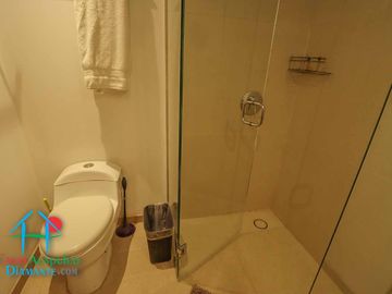 Departamento en renta vacacional. Terraza con vista a las albercas, jardines y parcial al mar