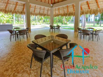 Departamento en renta vacacional. Terraza con vista a las albercas, jardines y parcial al mar
