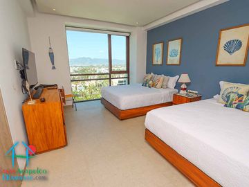 Departamento en renta vacacional. Terraza con vista a las albercas, jardines y parcial al mar