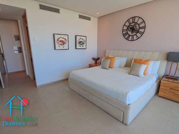 Departamento en renta vacacional. Terraza con vista a las albercas, jardines y parcial al mar