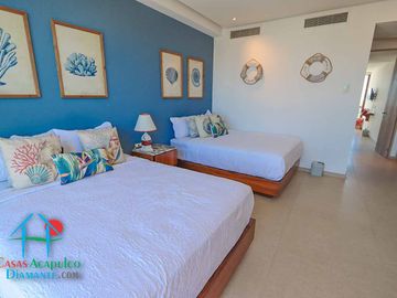 Departamento en renta vacacional. Terraza con vista a las albercas, jardines y parcial al mar