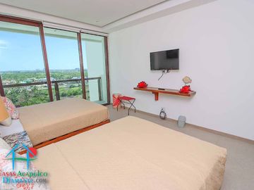 Departamento en renta vacacional. Terraza con vista a las albercas, jardines y parcial al mar