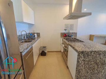 Departamento en renta vacacional. Terraza con vista a las albercas, jardines y parcial al mar