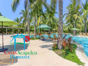 Departamento en renta vacacional. Terraza con vista a las albercas, jardines y parcial al mar