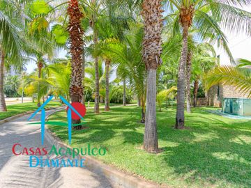 Departamento en renta vacacional. Terraza con vista a las albercas, jardines y parcial al mar