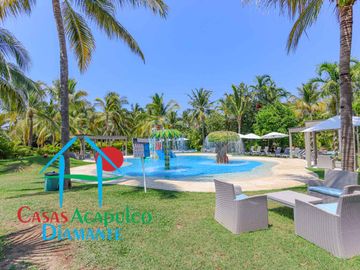 Departamento en renta vacacional. Terraza con vista a las albercas, jardines y parcial al mar