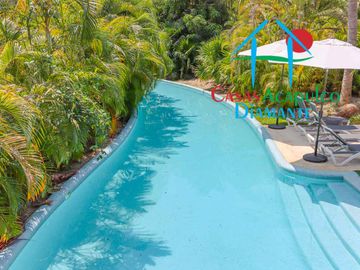 Departamento en renta vacacional. Terraza con vista a las albercas, jardines y parcial al mar