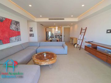 Departamento en renta vacacional. Terraza con vista a las albercas, jardines y parcial al mar