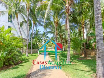 Departamento en renta vacacional. Terraza con vista a las albercas, jardines y parcial al mar