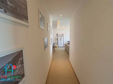 Departamento en renta vacacional. Terraza con vista a las albercas, jardines y parcial al mar