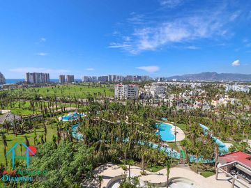 Departamento en renta vacacional. Terraza con vista a las albercas, jardines y parcial al mar