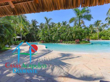 Departamento en renta vacacional. Terraza con vista a las albercas, jardines y parcial al mar