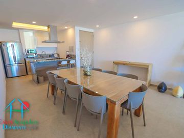 Departamento en renta vacacional. Terraza con vista a las albercas, jardines y parcial al mar