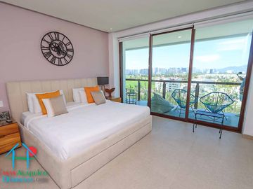 Departamento en renta vacacional. Terraza con vista a las albercas, jardines y parcial al mar
