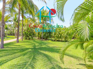 Departamento en renta vacacional. Terraza con vista a las albercas, jardines y parcial al mar
