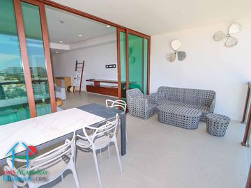 Departamento en renta vacacional. Terraza con vista a las albercas, jardines y parcial al mar