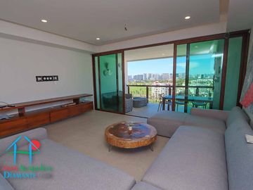 Departamento en renta vacacional. Terraza con vista a las albercas, jardines y parcial al mar