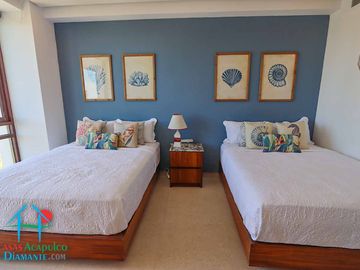 Departamento en renta vacacional. Terraza con vista a las albercas, jardines y parcial al mar