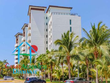 Departamento en renta vacacional. Terraza con vista a las albercas, jardines y parcial al mar