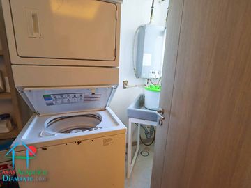 Departamento en renta vacacional. Terraza con vista a las albercas, jardines y parcial al mar
