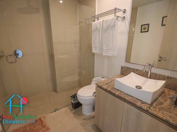 Departamento en renta vacacional. Terraza con vista a las albercas, jardines y parcial al mar