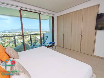 Departamento en renta vacacional. Terraza con vista a las albercas, jardines y parcial al mar