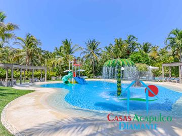 Departamento en renta vacacional. Terraza con vista a las albercas, jardines y parcial al mar