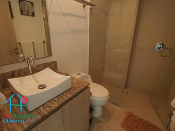 Departamento en renta vacacional. Terraza con vista a las albercas, jardines y parcial al mar