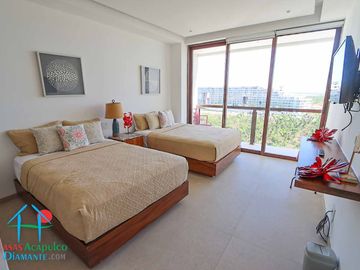 Departamento en renta vacacional. Terraza con vista a las albercas, jardines y parcial al mar