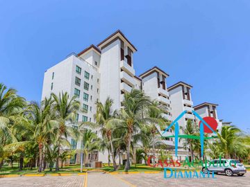 Departamento en renta vacacional. Terraza con vista a las albercas, jardines y parcial al mar