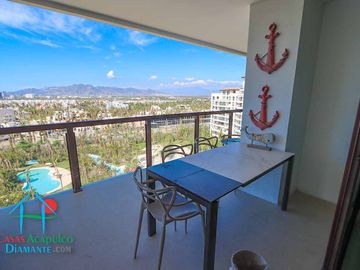 Departamento en renta vacacional. Terraza con vista a las albercas, jardines y parcial al mar