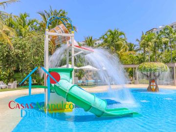 Departamento en renta vacacional. Terraza con vista a las albercas, jardines y parcial al mar