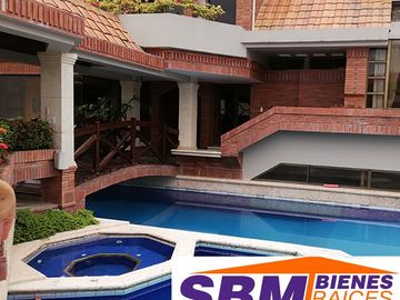 EN MACHALA EN UNIORO HERMOSA CASA CON PISCINA DE 6 DESNIVELES Y 4 NIVELES CON 6 DORMITORIOS Y  PISCINA, CANCHA