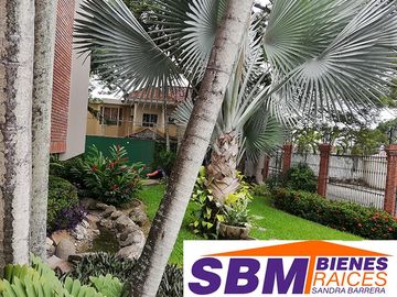 EN MACHALA EN UNIORO HERMOSA CASA CON PISCINA DE 6 DESNIVELES Y 4 NIVELES CON 6 DORMITORIOS Y  PISCINA, CANCHA