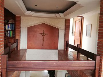 EN MACHALA EN UNIORO HERMOSA CASA CON PISCINA DE 6 DESNIVELES Y 4 NIVELES CON 6 DORMITORIOS Y  PISCINA, CANCHA