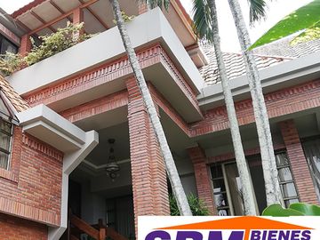 EN MACHALA EN UNIORO HERMOSA CASA CON PISCINA DE 6 DESNIVELES Y 4 NIVELES CON 6 DORMITORIOS Y  PISCINA, CANCHA