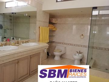 EN MACHALA EN UNIORO HERMOSA CASA CON PISCINA DE 6 DESNIVELES Y 4 NIVELES CON 6 DORMITORIOS Y  PISCINA, CANCHA