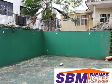 EN MACHALA EN UNIORO HERMOSA CASA CON PISCINA DE 6 DESNIVELES Y 4 NIVELES CON 6 DORMITORIOS Y  PISCINA, CANCHA