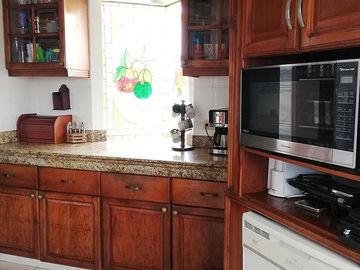 EN MACHALA EN UNIORO HERMOSA CASA CON PISCINA DE 6 DESNIVELES Y 4 NIVELES CON 6 DORMITORIOS Y  PISCINA, CANCHA