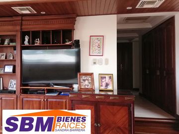 EN MACHALA EN UNIORO HERMOSA CASA CON PISCINA DE 6 DESNIVELES Y 4 NIVELES CON 6 DORMITORIOS Y  PISCINA, CANCHA