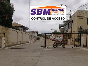 EN MACHALA EN UNIORO HERMOSA CASA CON PISCINA DE 6 DESNIVELES Y 4 NIVELES CON 6 DORMITORIOS Y  PISCINA, CANCHA
