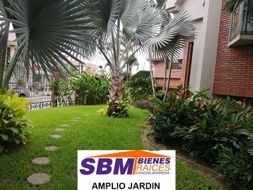 EN MACHALA EN UNIORO HERMOSA CASA CON PISCINA DE 6 DESNIVELES Y 4 NIVELES CON 6 DORMITORIOS Y  PISCINA, CANCHA
