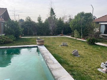 Bellísima Casa en Terreno de 1200 mts en Condominio Puertas del Viento, Maipú.