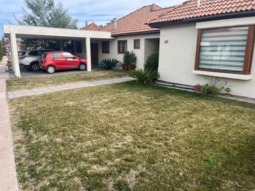 Bellísima Casa en Terreno de 1200 mts en Condominio Puertas del Viento, Maipú.