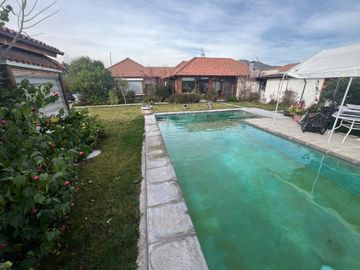 Bellísima Casa en Terreno de 1200 mts en Condominio Puertas del Viento, Maipú.